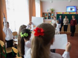 Marina Poroshenko with schoolchildren