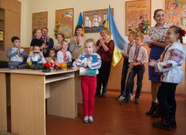 Marina Poroshenko with schoolchildren