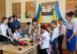 Marina Poroshenko with schoolchildren