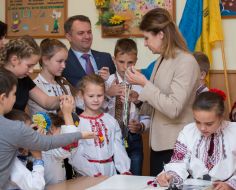 Marina Poroshenko with schoolchildren