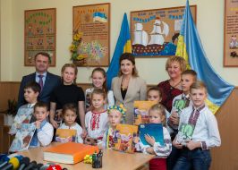 Marina Poroshenko with schoolchildren