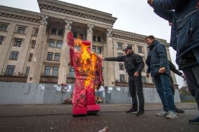 Националисты жгут красное чучело революционера