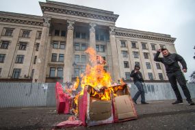 Националисты жгут красное чучело революционера