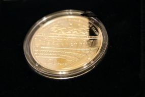 Presentation of commemorative coins