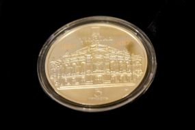 Presentation of commemorative coins