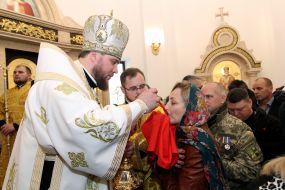 The priest communicates the believers