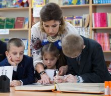 Marina Poroshenko with schoolchildren
