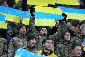 Военнослужащие болеют за сборную Украины