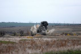 Controlled blasting of air bombs