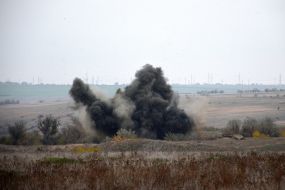 Controlled blasting of air bombs