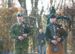 Военнослужащие играют на волынке