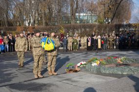 Ukrainian soldiers lay flowers