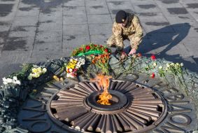 Военный возлагает цветы