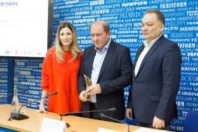 Emine Jaaparova, Ilmi Umerov and Eskender Bariev