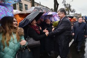 Петр Порошенко общается с людьми