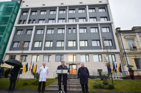 Петр Порошенко на открытии отделения педиатрии Центра матери и ребенка