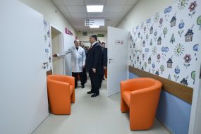 Петро Порошенко у Центрі матері та дитини