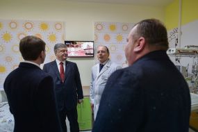 Петро Порошенко у Центрі матері та дитини