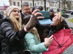 Петр Порошенко фотографируется с людьми