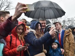 Петр Порошенко фотографируется с людьми