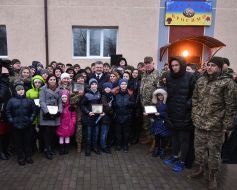 Петр Порошенко вручил ордера на квартиры военным