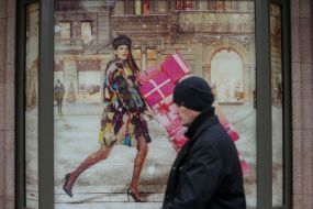 Storefront with a picture of a girl with Christmas gifts