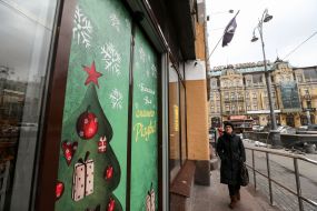Storefront with a picture of a Christmas tree