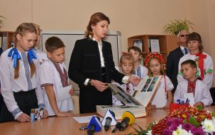 Marina Poroshenko and schoolchildren