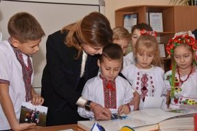 Marina Poroshenko and schoolchildren
