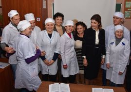 Marina Poroshenko and students