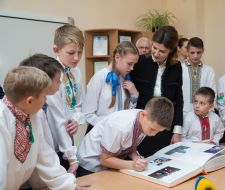 Marina Poroshenko and schoolchildren