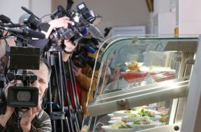 Журналисты в столовой
