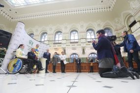 Presentation of a commemorative coin