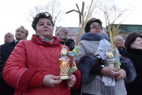 Женщины держат свечи