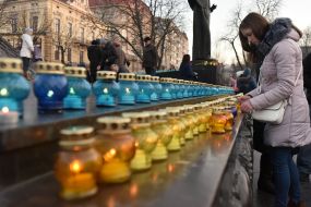 Люди ставят лампадки