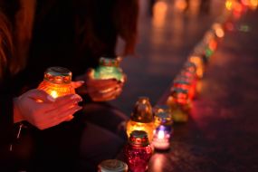 Люди ставят лампадки