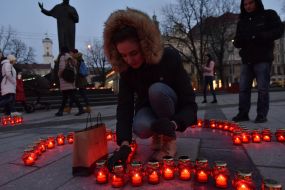 Люди ставят лампадки