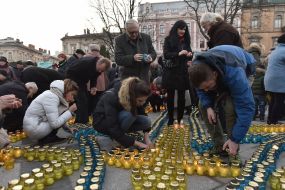 Люди ставят лампадки