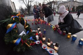 Люди ставят лампадки