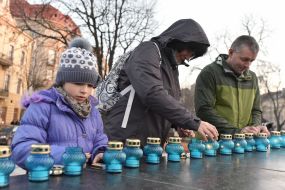 Люди ставят лампадки