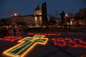 Крест, выложенный из зажженных лампадок