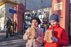 Девочки держат хлеб 