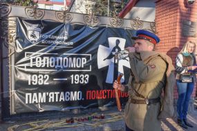 Акция ко Дню памяти жертв Голодомора возле консульства РФ во Львове