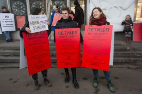 Перформанс французской художницы Орлан "Петиция против смерти»