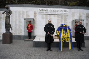 Laying a wreath to the Heroes Memorial