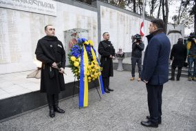Vladimir Groisman put a wreath at the memorial to the Heroes