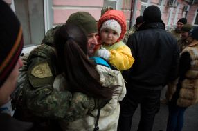 Правоохранитель прощается с родственниками