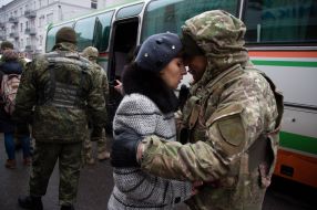 Правоохранитель прощается с девушкой