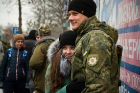 Правоохранитель прощается с девушкой