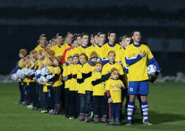 Гравці ФК "Львів" (Львів) і діти в патріотичних футболках